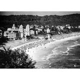 Einst Fischer- und Bauerndorf, wurde Binz mit der Zeit zum beliebten Urlaubsziel: Ab 1830 entdeckten erste Badegäste den Ort auf Rügen – um 1870 zählte man noch rund 80 im Jahr. Doch mit der Ernennung zum offiziellen Badeort 1884 begann der Aufstieg: Kurhaus, Seebrücke und Strandpromenade entstanden und prägen das Ortsbild bis heute. 1887 öffnete das "Ostseehotel" als erste Unterkunft an der Promenade. Die Gästezahlen stiegen stetig – 1966 zählte Binz fast 70.000 Urlauber, 1979 waren es 96.000.