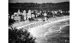 Binz, 1968 Einst Fischer- und Bauerndorf, wurde Binz mit der Zeit zum beliebten Urlaubsziel: Ab 1830 entdeckten erste Badegäste den Ort auf Rügen – um 1870 zählte man noch rund 80 im Jahr. Doch mit der Ernennung zum offiziellen Badeort 1884 begann der Aufstieg: Kurhaus, Seebrücke und Strandpromenade entstanden und prägen das Ortsbild bis heute. 1887 öffnete das "Ostseehotel" als erste Unterkunft an der Promenade. Die Gästezahlen stiegen stetig – 1966 zählte Binz fast 70.000 Urlauber, 1979 waren es 96.000.
