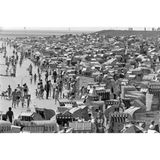 Ein Meer aus gestreiften Markisen und Korbgeflecht: Die Stadtverwaltung von Büsum hat rund 4000 Strandkörbe für die Sommersaison bereitgestellt. Urlauber finden darin Schutz vor Wind und Sonne – und ein Stückchen Privatsphäre am gut gefüllten Badestrand.