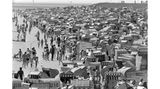 Büsum, 1971 Ein Meer aus gestreiften Markisen und Korbgeflecht: Die Stadtverwaltung von Büsum hat rund 4000 Strandkörbe für die Sommersaison bereitgestellt. Urlauber finden darin Schutz vor Wind und Sonne – und ein Stückchen Privatsphäre am gut gefüllten Badestrand.