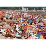 Willkommen im Wimmelbild: Kaum ein freier Platz ist am 10. August 1997 am Strand in Scharbeutz zu finden. Hochsommerliche Temperaturen und blauer Himmel lockten die Besucher in Scharen an die Ostsee. Die "Hundstage" haben deren Wassertemperaturen auf bis zu 23 Grad klettern lassen. Noch Ende Mai machten viele Kurdirektoren in Schleswig-Holstein betretene Gesichter. Angesichts der vollen Strände bricht sich nun vorsichtiger Optimismus Bahn: "Zur Zeit liegt das Minus bei etwa vier Prozent – am Ende hoffen wir schließlich auf eine rosarote Saison", sagt damals Peter Schnittgard, Geschäftsführer der Bädergemeinschaft Sylt. 