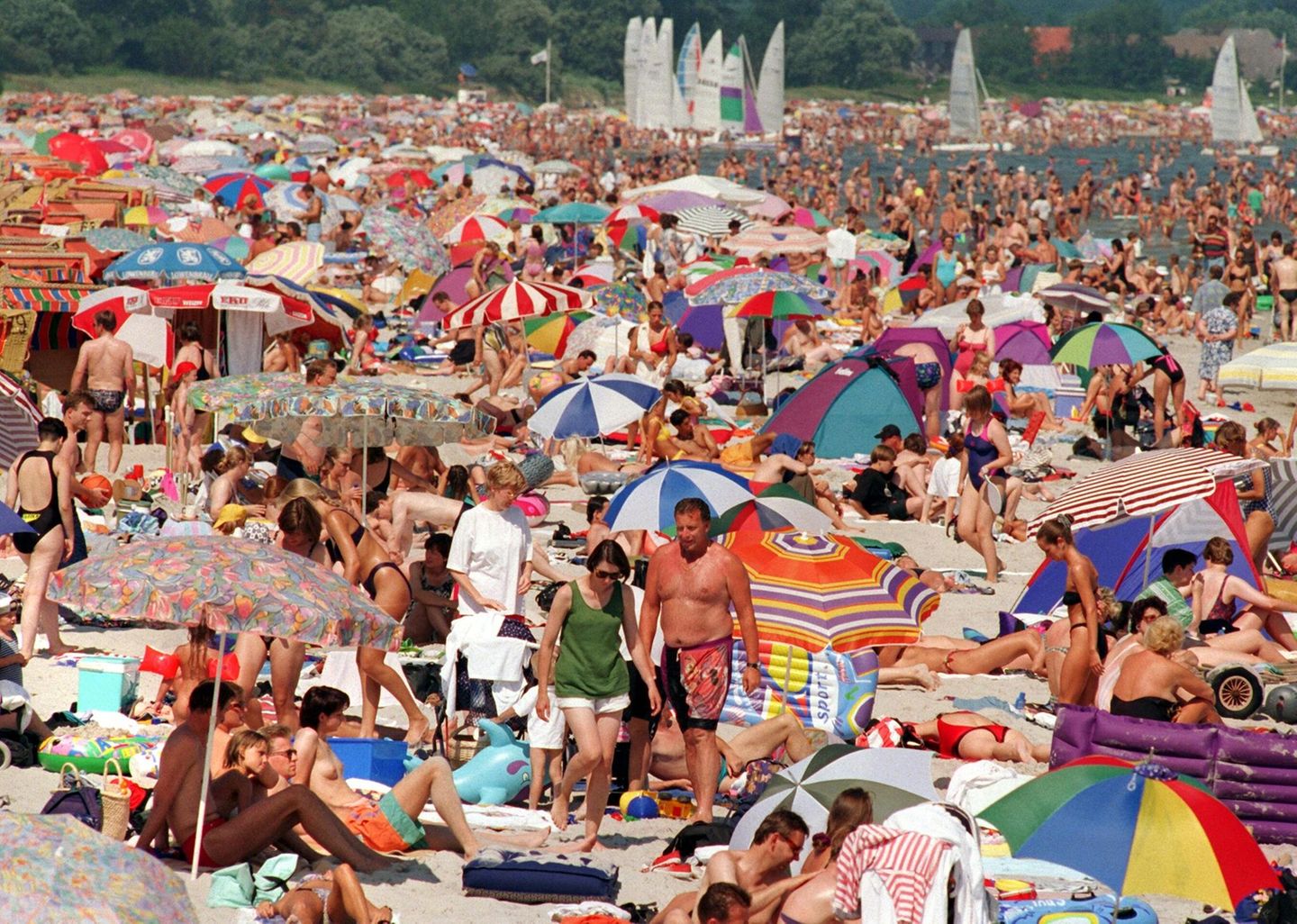 Scharbeutz, 1997 Willkommen im Wimmelbild: Kaum ein freier Platz ist am 10. August 1997 am Strand in Scharbeutz zu finden. Hochsommerliche Temperaturen und blauer Himmel lockten die Besucher in Scharen an die Ostsee. Die "Hundstage" haben deren Wassertemperaturen auf bis zu 23 Grad klettern lassen. Noch Ende Mai machten viele Kurdirektoren in Schleswig-Holstein betretene Gesichter. Angesichts der vollen Strände bricht sich nun vorsichtiger Optimismus Bahn: "Zur Zeit liegt das Minus bei etwa vier Prozent – am Ende hoffen wir schließlich auf eine rosarote Saison", sagt damals Peter Schnittgard, Geschäftsführer der Bädergemeinschaft Sylt.