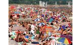 Scharbeutz, 1997 Willkommen im Wimmelbild: Kaum ein freier Platz ist am 10. August 1997 am Strand in Scharbeutz zu finden. Hochsommerliche Temperaturen und blauer Himmel lockten die Besucher in Scharen an die Ostsee. Die "Hundstage" haben deren Wassertemperaturen auf bis zu 23 Grad klettern lassen. Noch Ende Mai machten viele Kurdirektoren in Schleswig-Holstein betretene Gesichter. Angesichts der vollen Strände bricht sich nun vorsichtiger Optimismus Bahn: "Zur Zeit liegt das Minus bei etwa vier Prozent – am Ende hoffen wir schließlich auf eine rosarote Saison", sagt damals Peter Schnittgard, Geschäftsführer der Bädergemeinschaft Sylt.