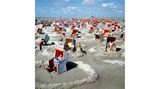 St. Peter-Ording, 2002 Manch einer würde unken, deutscher geht es kaum: Fast jeder Strandkorb auf der Halbinsel Eiderstedt bei St. Peter-Ording steht auf dieser undatierten Aufnahme inmitten eines Sandwalls. Traumstrände – das bedeutet zum Glück für jeden etwas anderes. Es gibt Strände für Naturliebhaber, Verliebte, Burgenbauer – und für alle, die im Urlaub ihr eigenes Fleckchen Sand brauchen, um hochgeknöpft die Seele baumeln zu lassen.