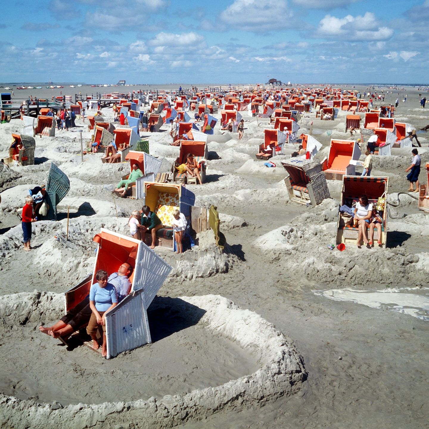 St. Peter-Ording, 2002 Manch einer würde unken, deutscher geht es kaum: Fast jeder Strandkorb auf der Halbinsel Eiderstedt bei St. Peter-Ording steht auf dieser undatierten Aufnahme inmitten eines Sandwalls. Traumstrände – das bedeutet zum Glück für jeden etwas anderes. Es gibt Strände für Naturliebhaber, Verliebte, Burgenbauer – und für alle, die im Urlaub ihr eigenes Fleckchen Sand brauchen, um hochgeknöpft die Seele baumeln zu lassen.