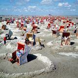 Manch einer würde unken, deutscher geht es kaum: Fast jeder Strandkorb auf der Halbinsel Eiderstedt bei St. Peter-Ording steht auf dieser undatierten Aufnahme inmitten eines Sandwalls. Traumstrände – das bedeutet zum Glück für jeden etwas anderes. Es gibt Strände für Naturliebhaber, Verliebte, Burgenbauer – und für alle, die im Urlaub ihr eigenes Fleckchen Sand brauchen, um hochgeknöpft die Seele baumeln zu lassen.