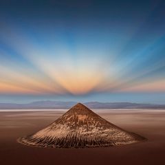 Surreal: Die Natur formte diesen geometrisch perfekten Bergkegel, der auf 3500 Metern über den Salzfeldern der argentinischen Anden thront. Noch magischer wirkt Cono de Arita im Licht der symmetrisch gespiegelten Gegendämmerungsstrahlen. Sie entstehen, wenn die Sonne kurz vor dem Aufgehen oder direkt nach ihrem Untergang hinter dem Horizont steht. "Es ist ein ganz besonderer Ort mit unglaublichen Möglichkeiten und sehr unterschiedlichen Blickwinkeln", sagt Fotograf Ignacio Palacios. Seine Drohnenaufnahme des Cono de Arita ist das "Foto des Jahres".