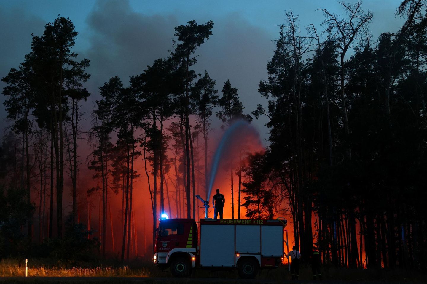 Feuerwehrmann bekämpft Waldbrand in Gohrischheide in der Nähe von Zeithain.