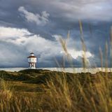 Wolkiger Himmel und Wasserturm auf der Insel Langeoog