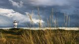 Wolkiger Himmel und Wasserturm auf der Insel Langeoog