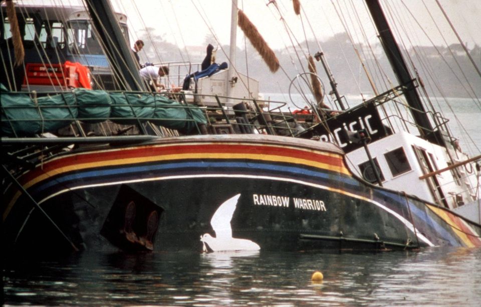 Schiff "Rainbow Warrior" liegt schräg im Wasser Schiff "Rainbow Warrior" liegt schräg im Wasser