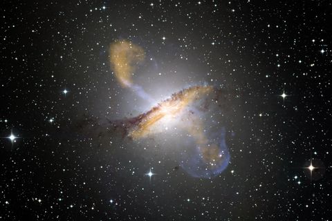 Aus dem Zentrum ferner Galaxien (im Bild Centaurus A) erreichen uns Radiowellen, wenn die dort sitzenden Schwarzen Löcher Gas aus ihrer Umgebung verschlingen
