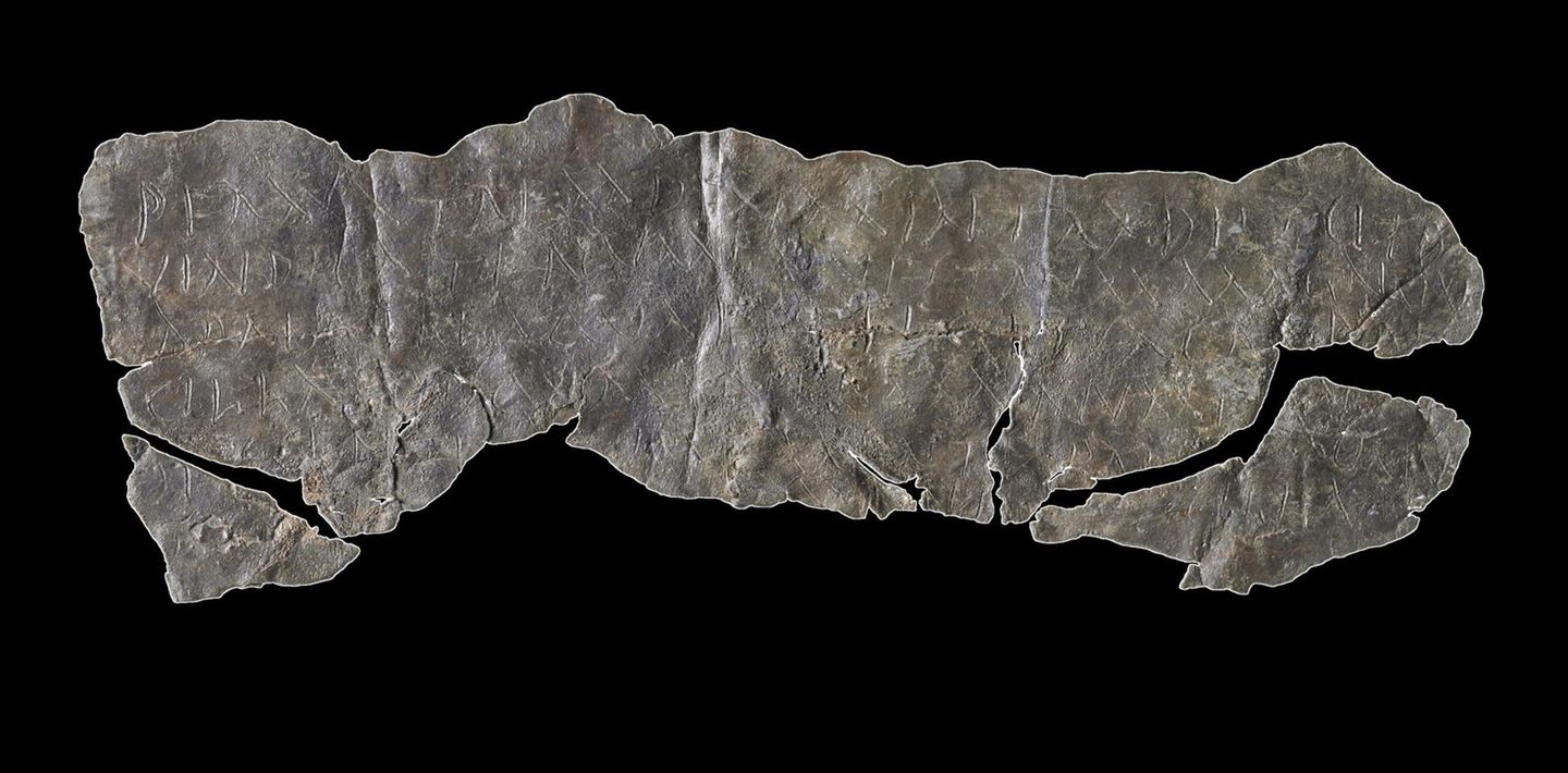 Fluchtafel mit eingeritzten Verwünschungen