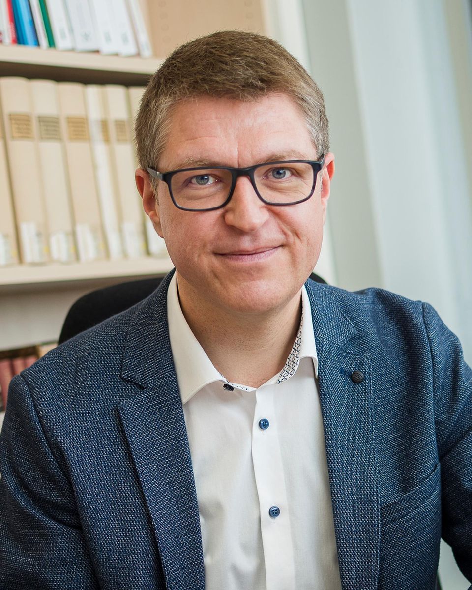 Michael Hölscher blickt in Kamera