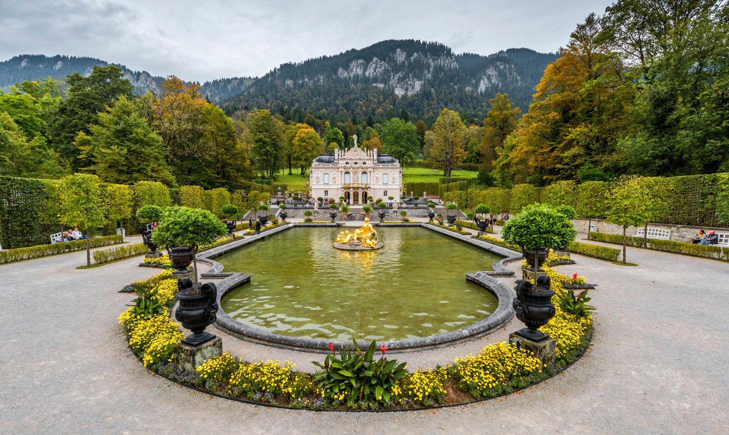 Linderhof: Ludwigs Lieblingsresidenz Schloss Linderhof, Blick vom Park zum Schloss