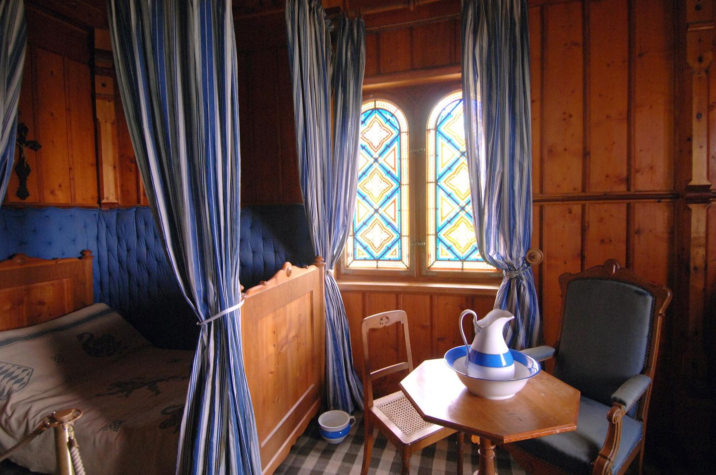 Schlafzimmer im alpinen Look Schlafzimmer Ludwig II. in Schachen