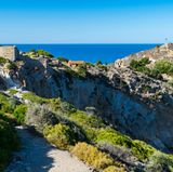 Blick auf Felsen, Meer und Ruinen der Stadt Kastro auf Skiathos