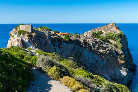Blick auf Felsen, Meer und Ruinen der Stadt Kastro auf Skiathos