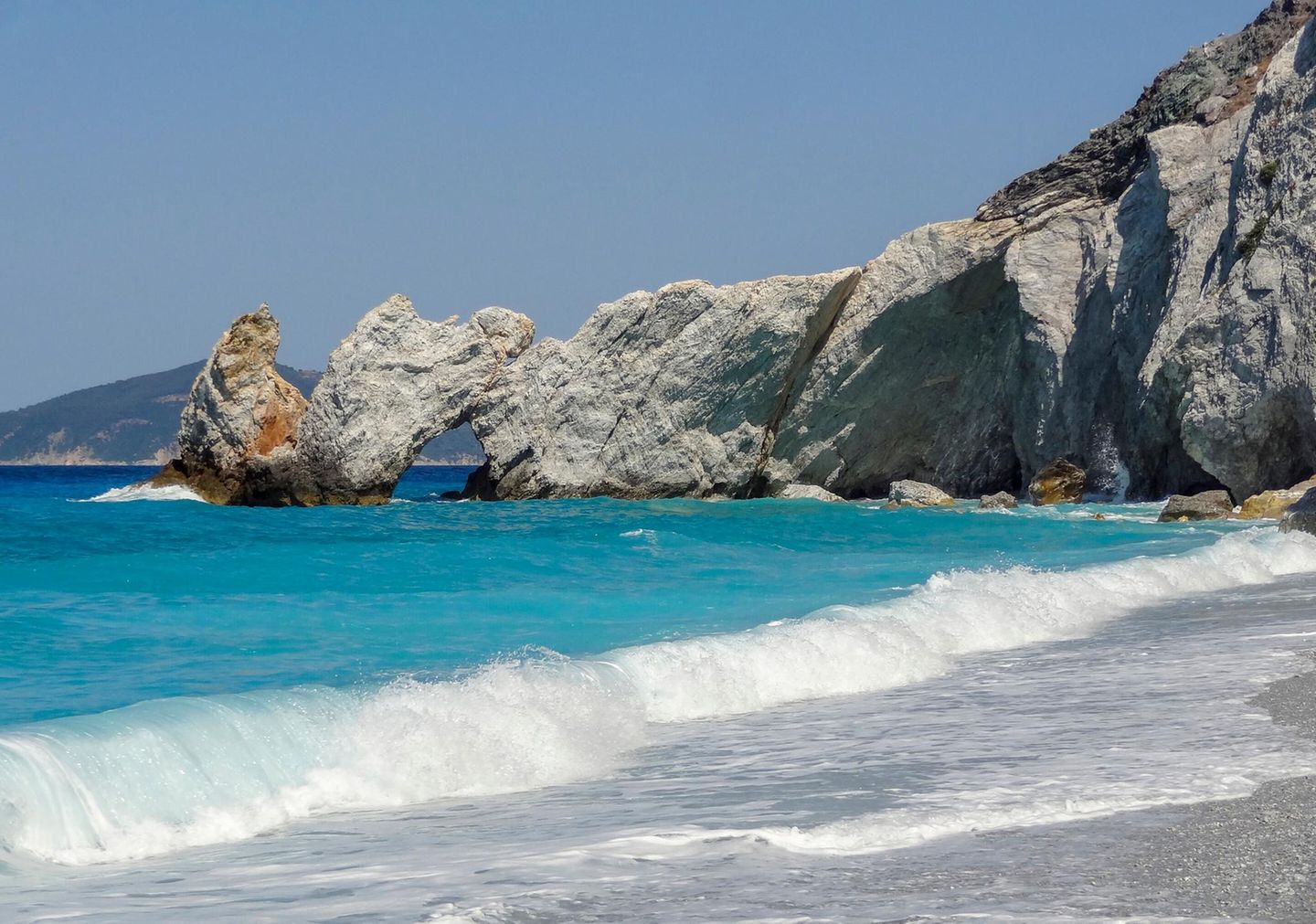 Türkisblaues Meer und Felsentor am Lalaria Strand von Skiathos
