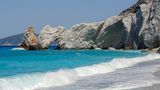 Türkisblaues Meer und Felsentor am Lalaria Strand von Skiathos