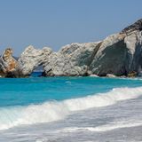 Türkisblaues Meer und Felsentor am Lalaria Strand von Skiathos