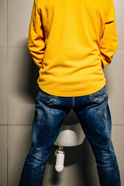 Paruresis: Mann steht an einem Urinal