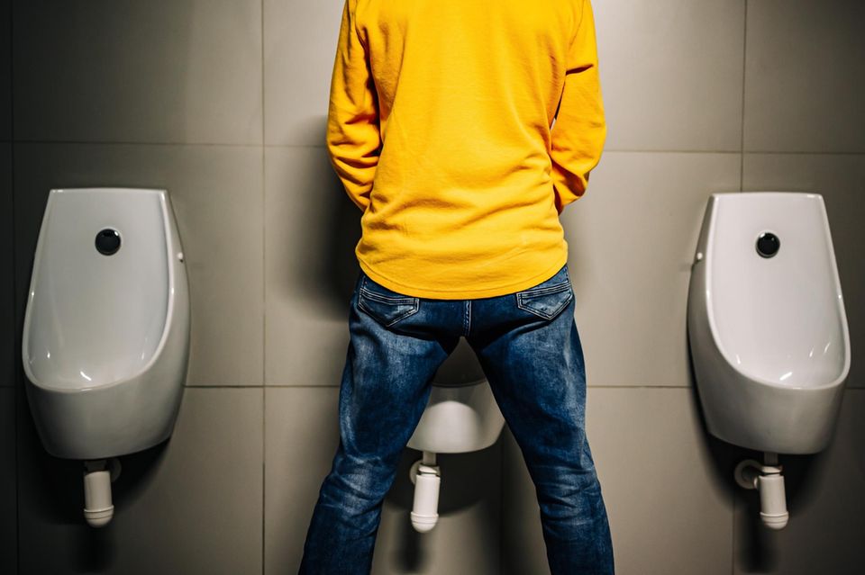 Paruresis: Mann steht an einem Urinal 1.4982