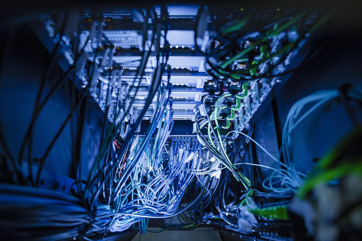 Kabel in einem Serverraum