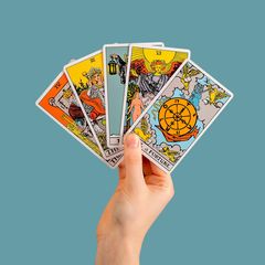 Hand hält Tarotkarten