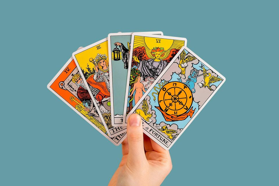 Hand hält Tarotkarten 1.1663