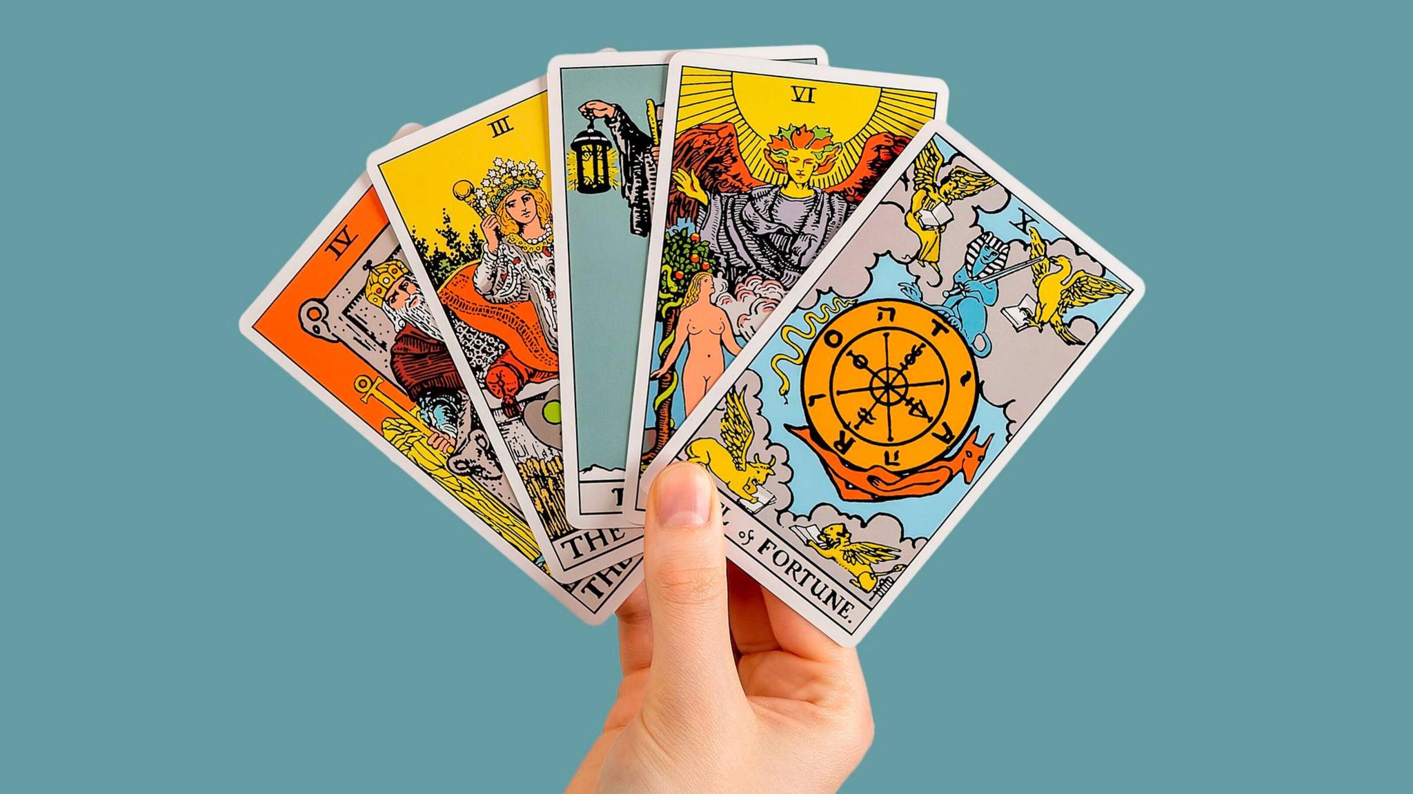 Hand hält Tarotkarten