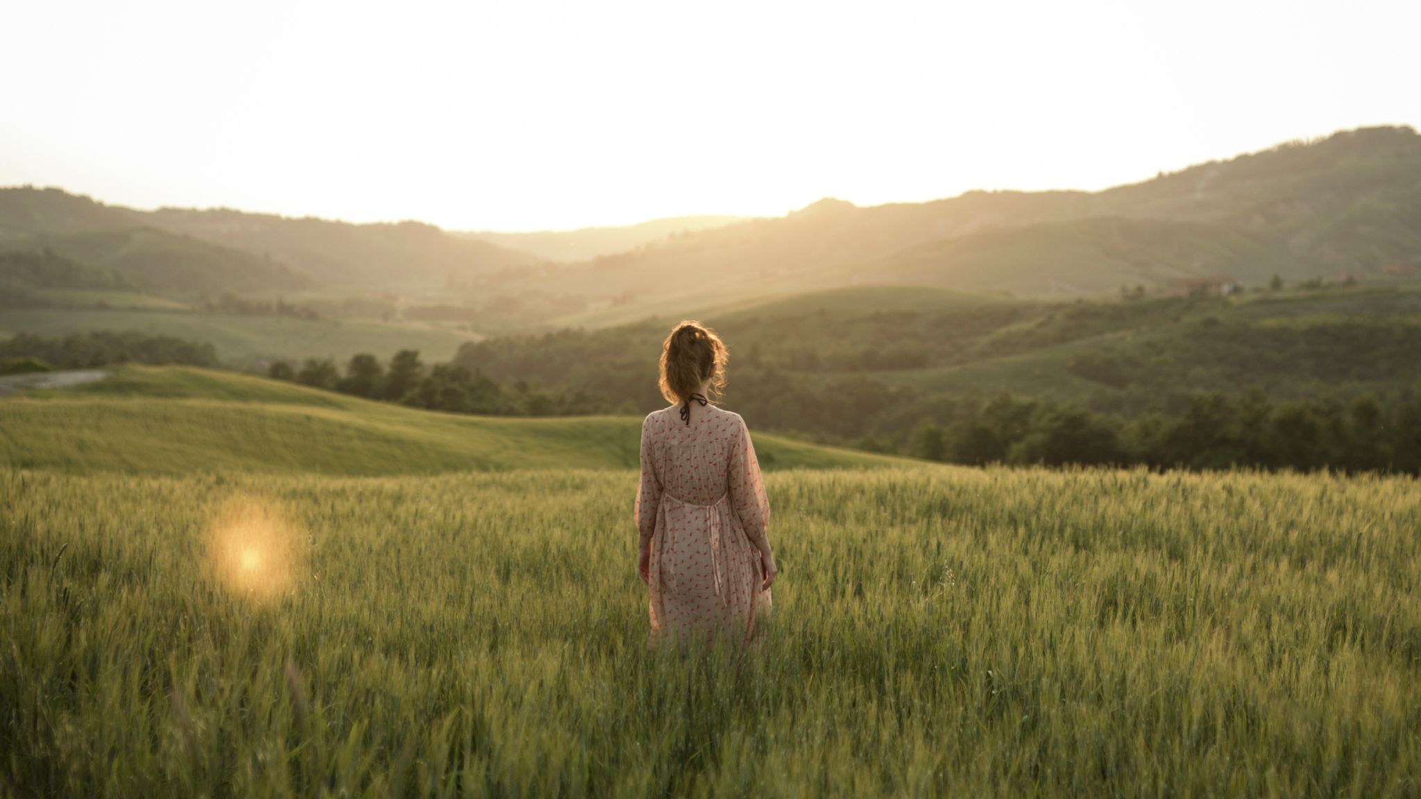 Frau steht in einem Feld