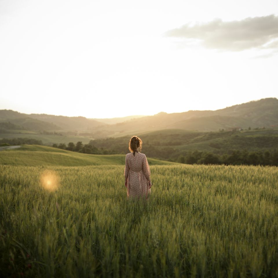 Frau steht in einem Feld