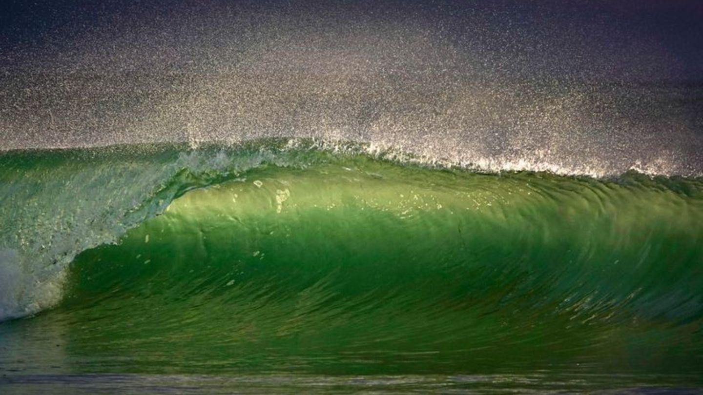 Welle im Meer mit aufspritzender Gischt