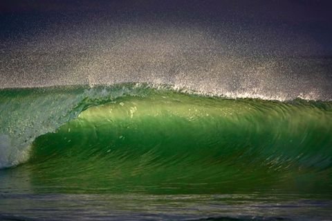 Welle im Meer mit aufspritzender Gischt