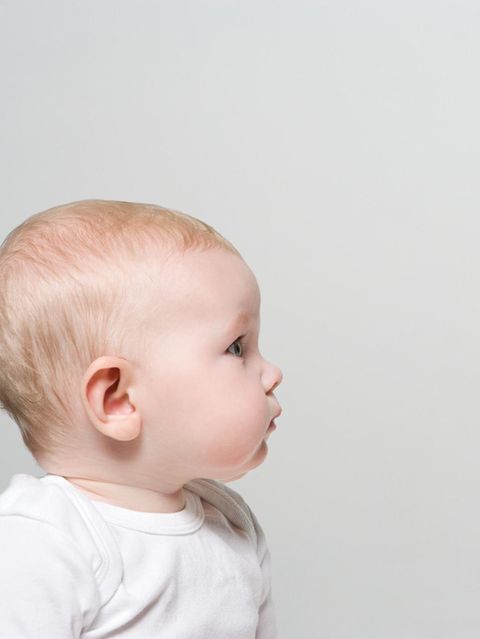 Zwei Babies sitzen sich gegenüber