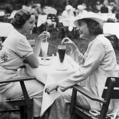 Zwei Damen trinken zusammen Eiskaffee.