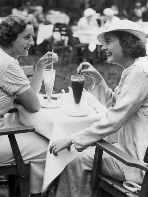 Zwei Damen trinken zusammen Eiskaffee.
