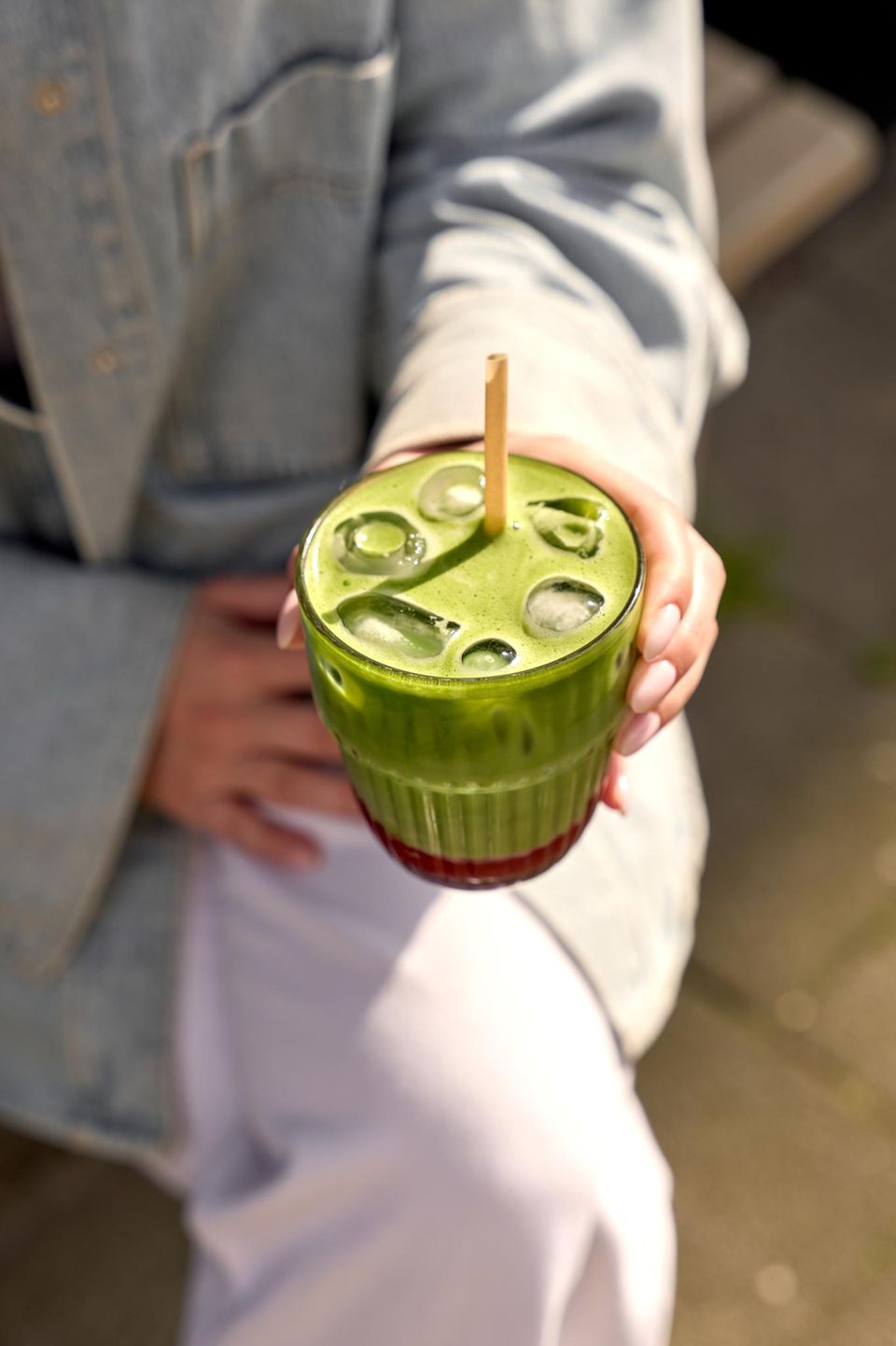 Iced Matcha Latte mit Strohhalm. Iced Matcha Latte mit Strohhalm.