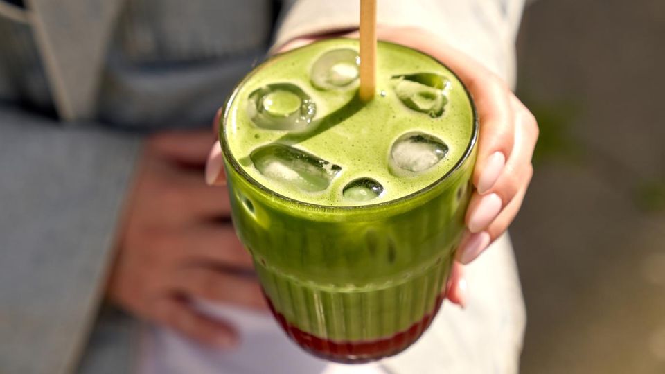 Iced Matcha Latte mit Strohhalm.