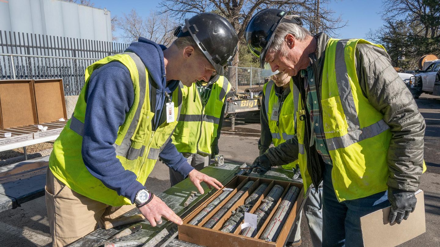 Dr. James Hagadorn und Dr. Bob Raynolds untersuchen die Bohrkerne auf dem Parkplatz des Museums in Denver