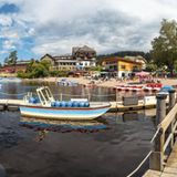 Panoramablick auf die Seebrücke mit Touristen im Sommer am Titisee im Schwarzwald