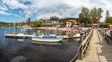 Panoramablick auf die Seebrücke mit Touristen im Sommer am Titisee im Schwarzwald