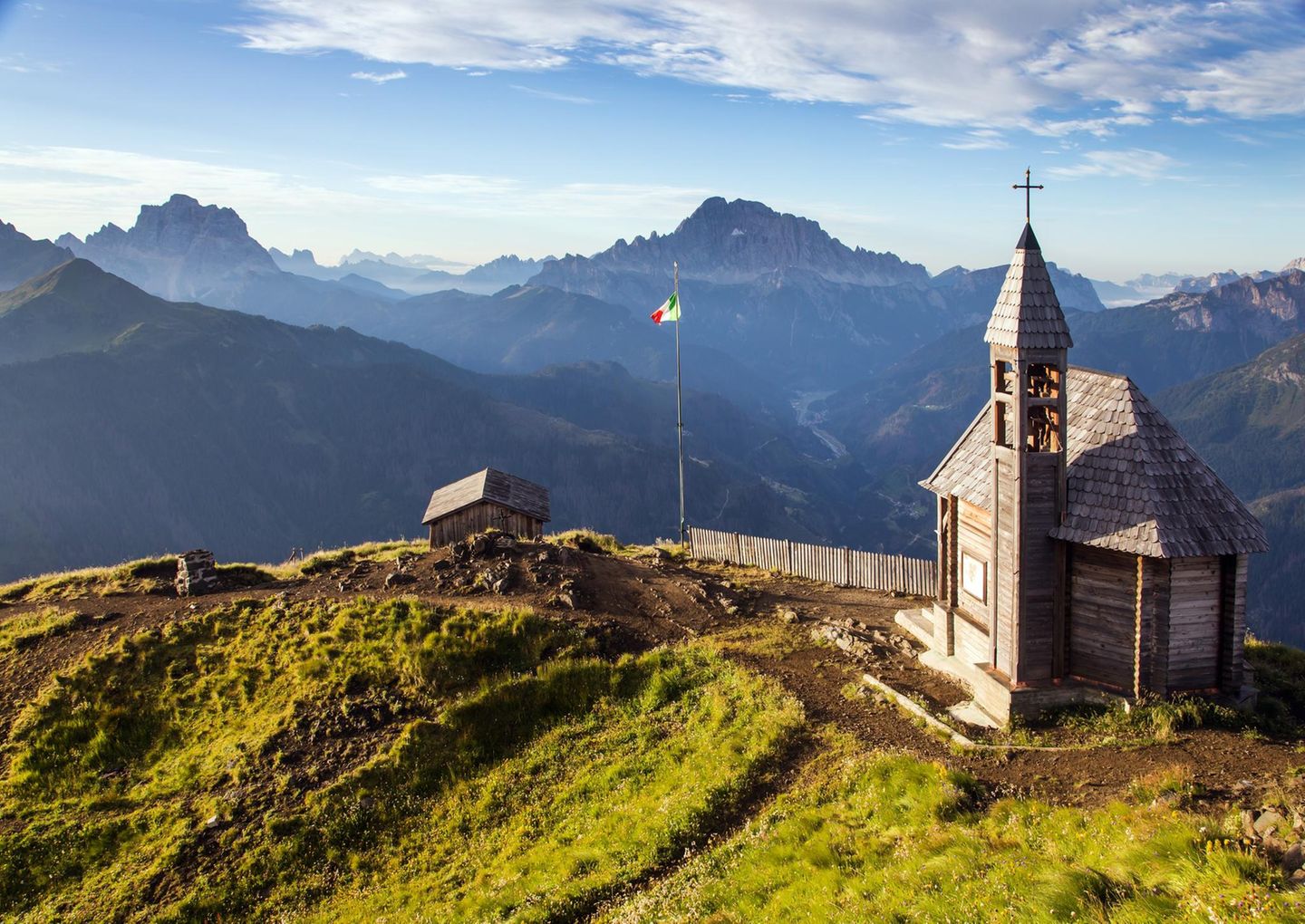 Blick vom Gipfel des Col di Lana mit Kapelle und Biwak-Hütte