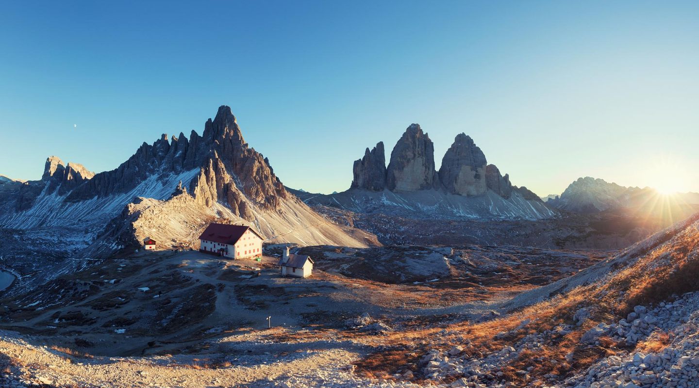 Majestätische Drei-Zinnen-Tour Berg-Panorama: Blick auf Schutzhütte Refugio Antonio Locatelli unweit der aufragenden Drei Zinnen bei Sonnenuntergang