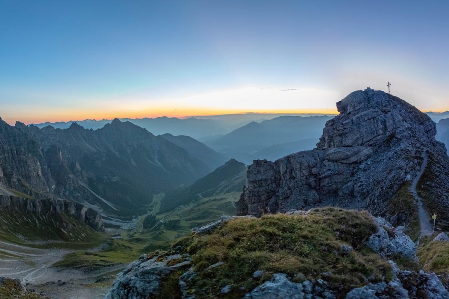 Sonnenaufgang am Hohen Burgstall, Panorama-Berglandschaft