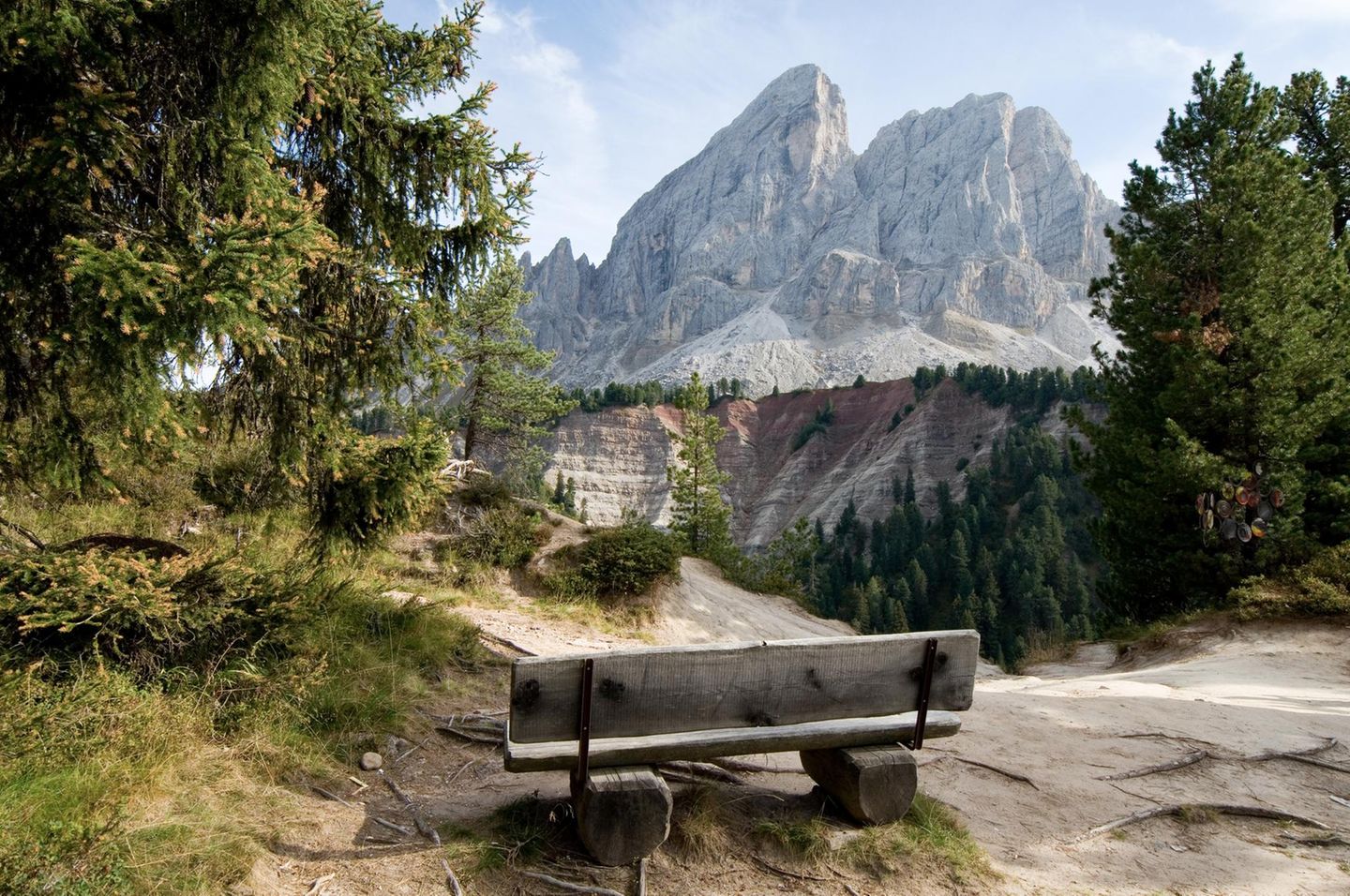Hölzerne Bank mit Blick auf Peitlerkofel