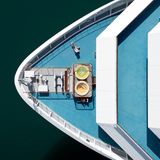 Die Spitze schiebt sich stets von oben ins Bild, darunter funkelt grünblau das Meer: Yevhen Kostiuk zeigt Schiffe in ungewöhnlicher Perspektive.