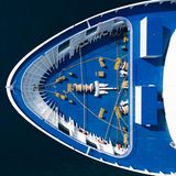 Transportschiffe sind aus der Luft häufig an den riesigen Winschen zu erkennen, mit denen sie Tauwerk straff ziehen können.