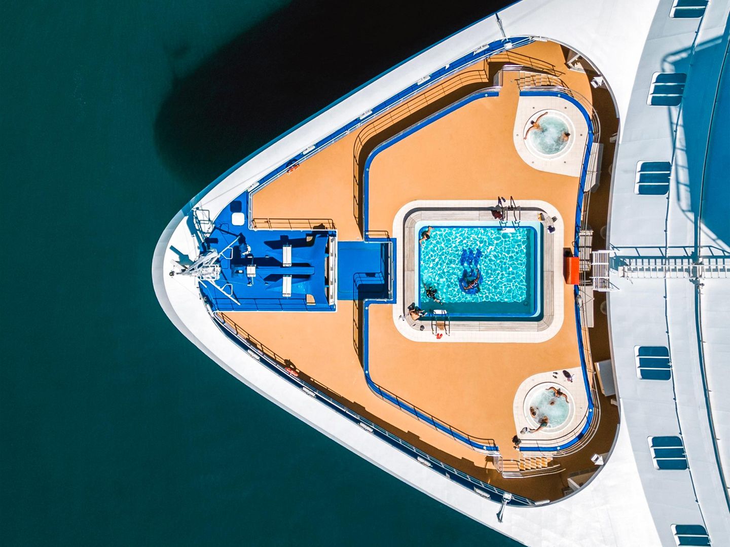 Die Spitze eines Schiffes verrät auch überraschend viel über die Arbeit an Bord. Kreuzfahrtschiffe etwa zeigen an ihrem Bug oft kleine Pools mit spartanischer Ausstattung. Sie sind für die Crew an Bord reserviert, während auf den Decks große Becken auf die Gäste warten. 
